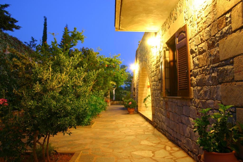 Vardia Hotel 2*